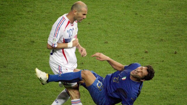 TOPSHOT - A photo taken 09 July 2006 shows French midfielder Zinedine Zidane (L) gesturing after head-butting Italian defender Marco Materazzi during the World Cup 2006 final football match between Italy and France at Berlins Olympic Stadium. AFP PHOTO JOHN MACDOUGALL