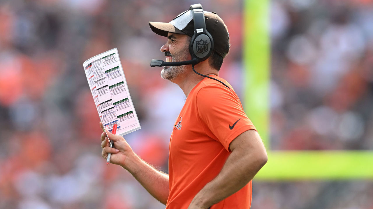 CLEVELAND, OHIO - SEPTEMBER 18: Head coach Kevin Stefanski of the Cleveland Browns reacts after a play against the New York Jets during the second half at FirstEnergy Stadium on September 18, 2022 in Cleveland, Ohio.