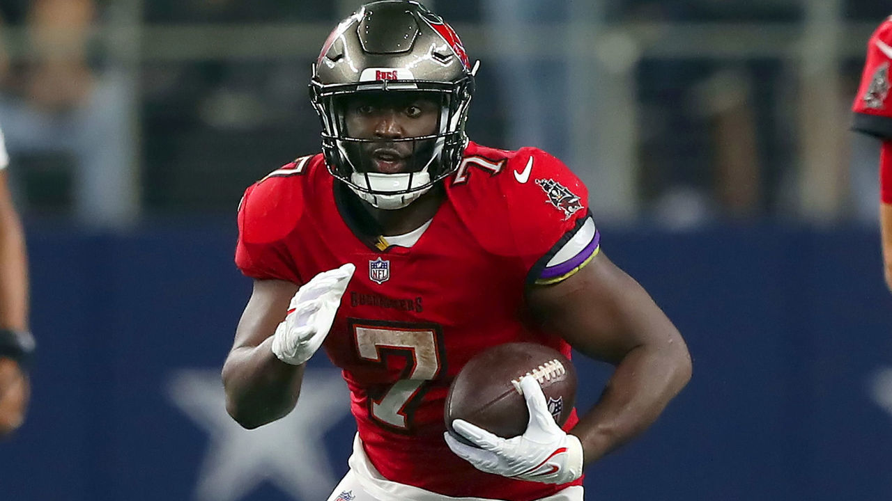 ARLINGTON, TX - SEPTEMBER 11: Tampa Bay Buccaneers Running Back Leonard Fournette (7) runs with the ball during the Tampa Bay Buccaneers-Dallas Cowboys regular season game on September 11, 2022 at AT&T Stadium in Arlington, TX.