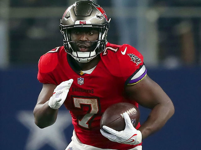 ARLINGTON, TX - SEPTEMBER 11: Tampa Bay Buccaneers Running Back Leonard Fournette (7) runs with the ball during the Tampa Bay Buccaneers-Dallas Cowboys regular season game on September 11, 2022 at AT&T Stadium in Arlington, TX.