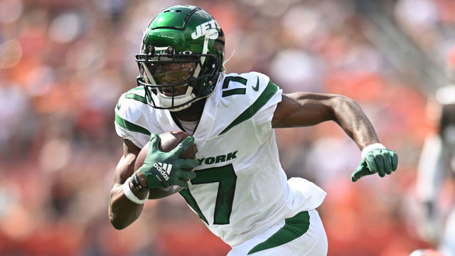 CLEVELAND, OHIO - SEPTEMBER 18: Garrett Wilson #17 of the New York Jets runs with the ball against the Cleveland Browns during the second quarter at FirstEnergy Stadium on September 18, 2022 in Cleveland, Ohio.