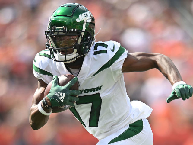 CLEVELAND, OHIO - SEPTEMBER 18: Garrett Wilson #17 of the New York Jets runs with the ball against the Cleveland Browns during the second quarter at FirstEnergy Stadium on September 18, 2022 in Cleveland, Ohio.