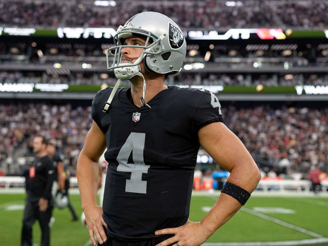 Derek Carr struggling to hit stride as Raiders struggle in McDaniels' scheme