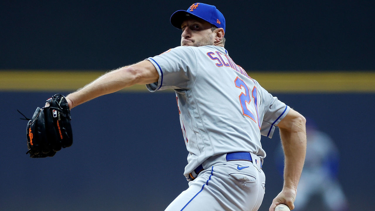 MILWAUKEE, WISCONSIN - SEPTEMBER 19: Max Scherzer #21 of the New York Mets throws a pitch in the firstinning against the Milwaukee Brewers at American Family Field on September 19, 2022 in Milwaukee, Wisconsin.