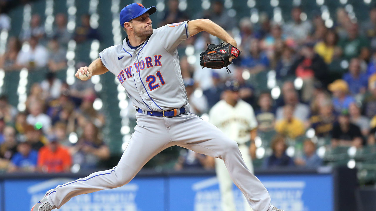 MILWAUKEE, WI - SEPTEMBER 19: New York Mets starting pitcher Max Scherzer (21) throws during a game between the Milwaukee Brewers and the New York Mets at American Family Field on September 19, 2022 in Milwaukee, WI.