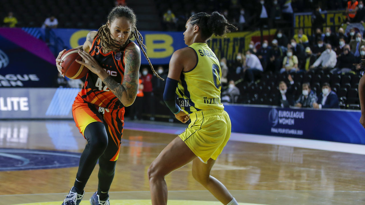 16-04-2021: Basketbal: Fenerbahce Oznur Kablo v UMMC Ekaterinburg: Istanboel"nISTANBUL, TURKEY - APRIL 16: Brittney Griner of UMMC Ekaterinburg, Satou Sabally of Fenerbahce Oznur Kablo during the Euroleague Women Final Four match between Fenerbahce Oznur Kablo and UMMC Ekaterinburg at Volkswagen Arena on April 16, 2021 in Istanbul, Turkey