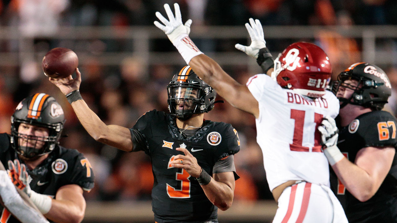 STILLWATER, OK - NOVEMBER 27: Oklahoma State Cowboys quarterback Spencer Sanders (3) passes the ball against the Oklahoma Sooners on November 27th, 2021 at Boone Pickens Stadium in Stillwater, Oklahoma.