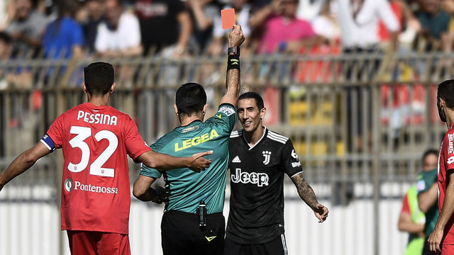 U-POWER STADIUM, MONZA, ITALY - 2022/09/18: Referee Fabio Maresca (2nd fom L) shows red card to Angel Di Maria (C) of Juventus FC after a foul on Armando Izzo of AC Monza during the Serie A football match between AC Monza and Juventus FC. AC Monza won 1-0 over Juventus FC.