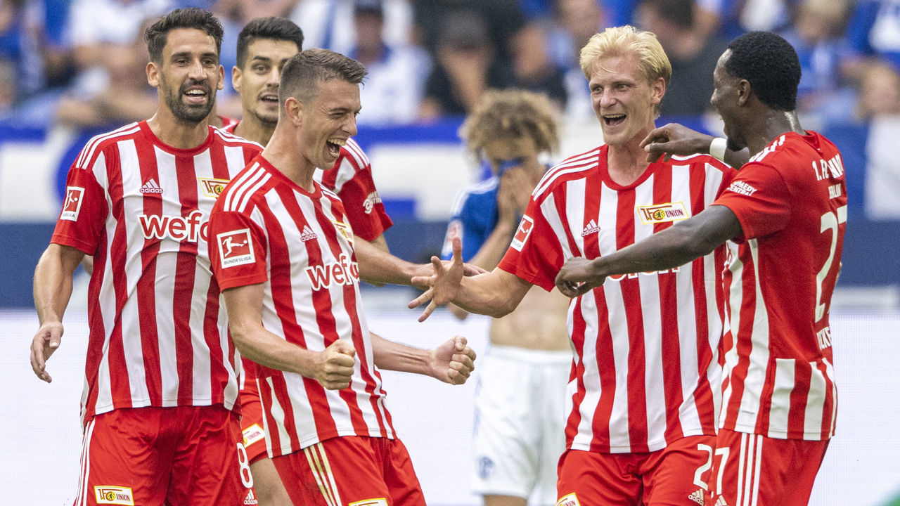 dpatop - 27 August 2022, North Rhine-Westphalia, Gelsenkirchen: Soccer: Bundesliga, FC Schalke 04 - 1. FC Union Berlin, Matchday 4, Veltins Arena: Berlin's Rani Khedira (l-r), Janik Haberer, Morten Thorsby and Sheraldo Becker cheer after the goal for 1:3. Photo: David Inderlied/dpa - IMPORTANT NOTE: In accordance with the requirements of the DFL Deutsche Fußball Liga and the DFB Deutscher Fußball-Bund, it is prohibited to use or have used photographs taken in the stadium and/or of the match in the form of sequence pictures and/or video-like photo series.