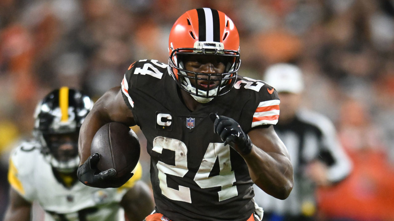 CLEVELAND, OHIO - SEPTEMBER 22: Nick Chubb #24 of the Cleveland Browns rushes during the first quarter against the Pittsburgh Steelers at FirstEnergy Stadium on September 22, 2022 in Cleveland, Ohio.
