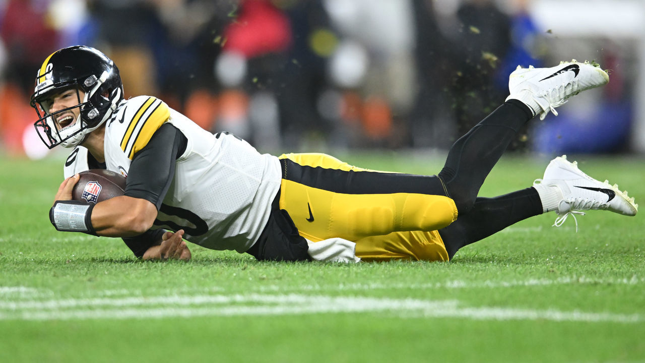 CLEVELAND, OHIO - SEPTEMBER 22: Mitch Trubisky #10 of the Pittsburgh Steelers slides during the third quarter against the Cleveland Brownsat FirstEnergy Stadium on September 22, 2022 in Cleveland, Ohio.