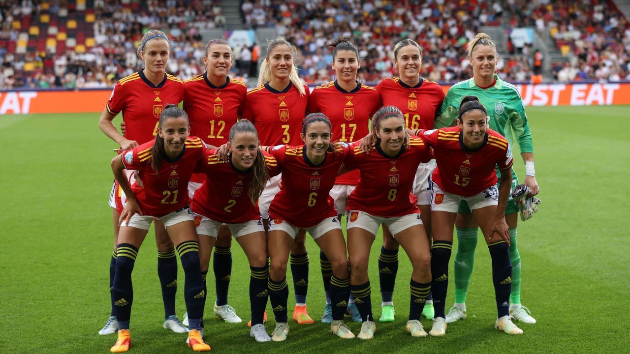 Spain team pose before the UEFA Women's Euro 2022 Group B football match between Germany and Spain at Brentford Community Stadium in west London on July 12, 2022. - No use as moving pictures or quasi-video streaming. Photos must therefore be posted with an interval of at least 20 seconds.