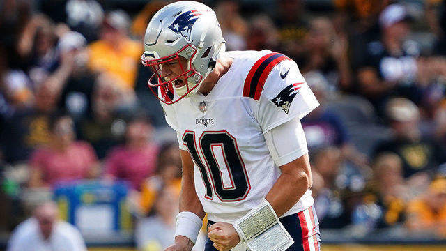 Pittsburgh, PA - September 18: New England Patriots quarterback Mac Jones lets out a howl as he shows his frustration after failing to convert on third down during the fourth quarter. The Patriots beat the Pittsburgh Steelers, 17-14.