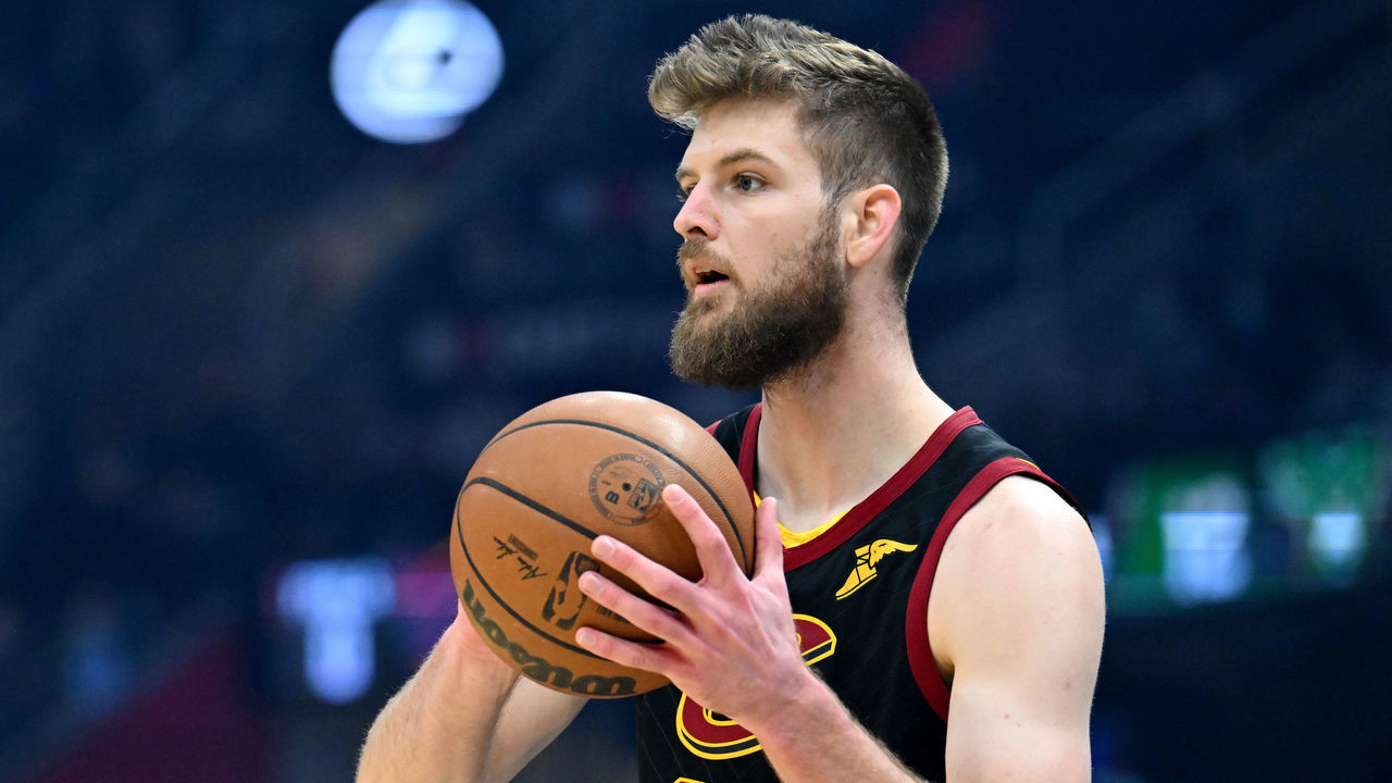 CLEVELAND, OHIO - JANUARY 26: Dean Wade #32 of the Cleveland Cavaliers looks to make a pass during the first quarter against the Milwaukee Bucks at Rocket Mortgage Fieldhouse on January 26, 2022 in Cleveland, Ohio. NOTE TO USER: User expressly acknowledges and agrees that, by downloading and/or using this photograph, user is consenting to the terms and conditions of the Getty Images License Agreement.