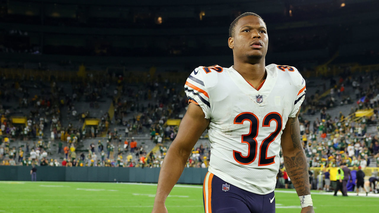 GREEN BAY, WISCONSIN - SEPTEMBER 18: David Montgomery #32 of the Chicago Bears reacts after losing to the Green Bay Packers at Lambeau Field on September 18, 2022 in Green Bay, Wisconsin.