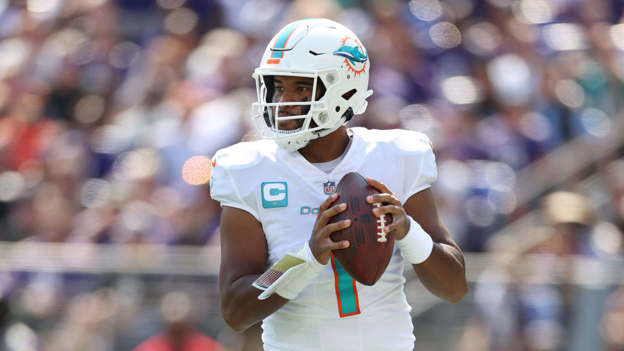 Football: Miami Dolphins Tua Tagovailoa (1) in action, drops back to pass vs. Baltimore Ravens at MT Bank Stadium.Baltimore, MD 9/18/2022CREDIT: Simon Bruty