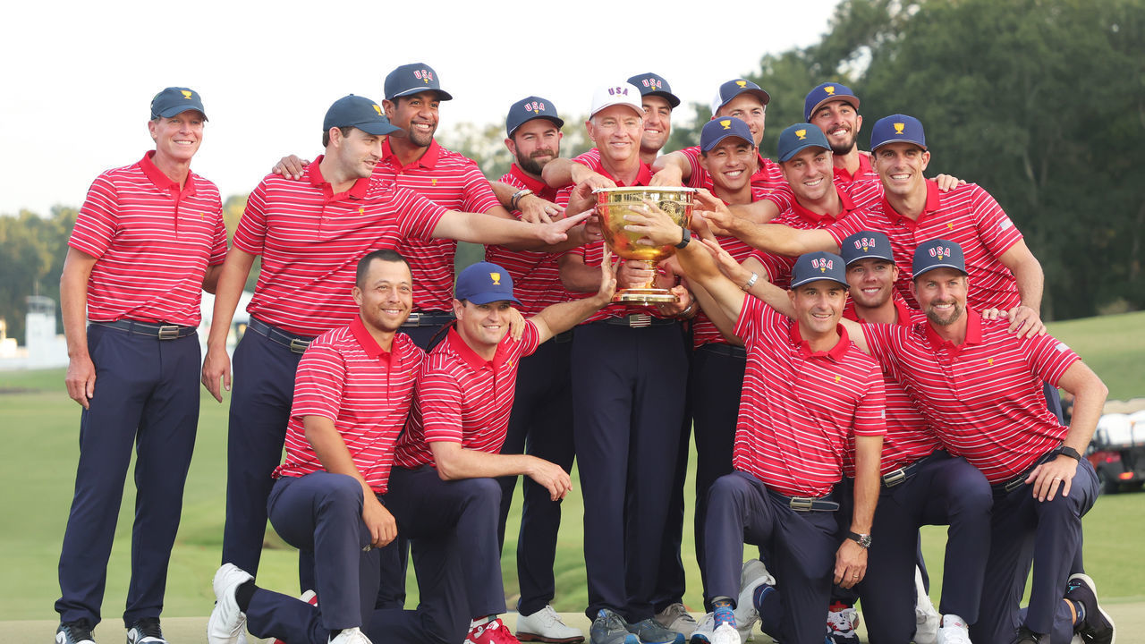 CHARLOTTE, NORTH CAROLINA - SEPTEMBER 25: (Back L-R) Assistant Captain Steve Stricker, Patrick Cantlay, Tony Finau, Assistant Captain Fred Couples, Cameron Young, Captain Davis Love III, Scottie Scheffler, Collin Morikawa, Jordan Spieth, Justin Thomas, Max Homa, Billy Horschel, (Front L-R) Xander Schauffele, Assistant Captain Zach Johnson, Assistant Captain Kevin Kisner, Sam Burns and Assistant Captain Webb Simpson of the United States Team pose with the Presidents Cup during the closing ceremony after defeating the International Team during Sunday singles matches on day four of the 2022 Presidents Cup at Quail Hollow Country Club on September 25, 2022 in Charlotte, North Carolina.