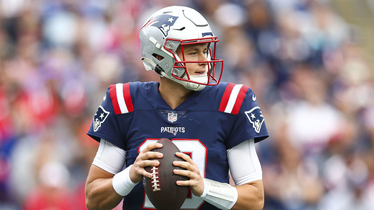 FOXBOROUGH, MASSACHUSETTS - SEPTEMBER 25: Quarterback Mac Jones #10 of the New England Patriots attempts a pass during the first half at Gillette Stadium on September 25, 2022 in Foxborough, Massachusetts.