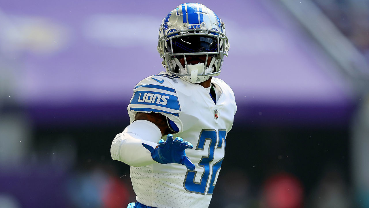 MINNEAPOLIS, MINNESOTA - SEPTEMBER 25: D'Andre Swift #32 of the Detroit Lions gestures during the second half of the game against the Minnesota Vikings at U.S. Bank Stadium on September 25, 2022 in Minneapolis, Minnesota.