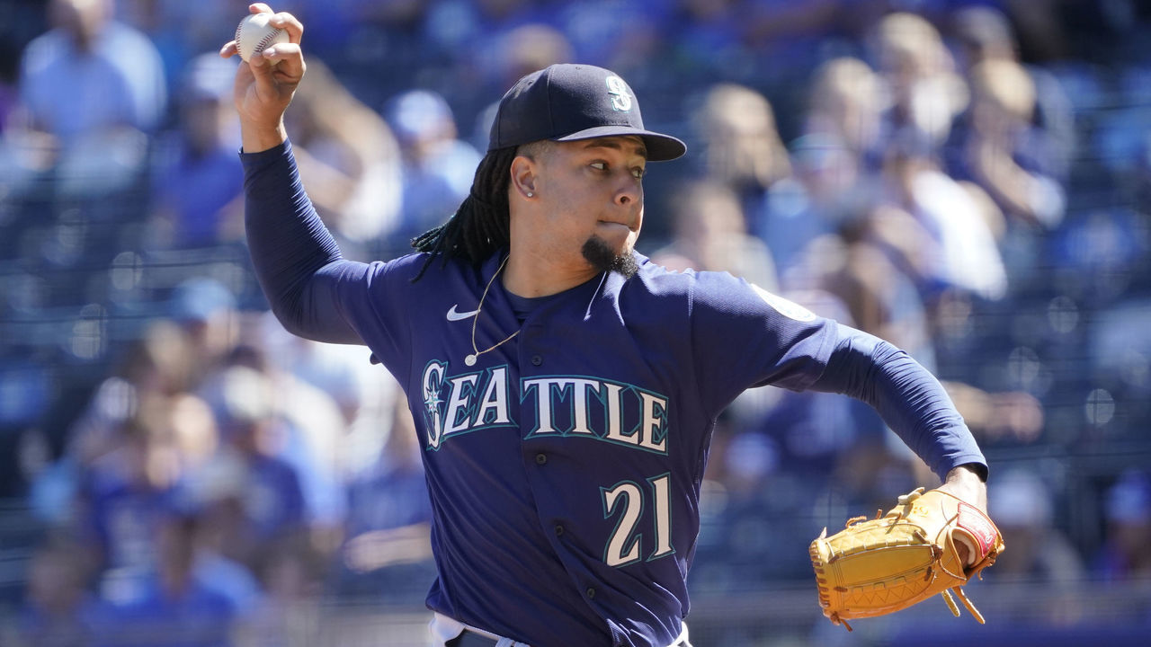 KANSAS CITY, MISSOURI - SEPTEMBER 25: Starting pitcher Luis Castillo #21 of the Seattle Mariners pitches against the Kansas City Royals in the first inning at Kauffman Stadium on September 25, 2022 in Kansas City, Missouri.
