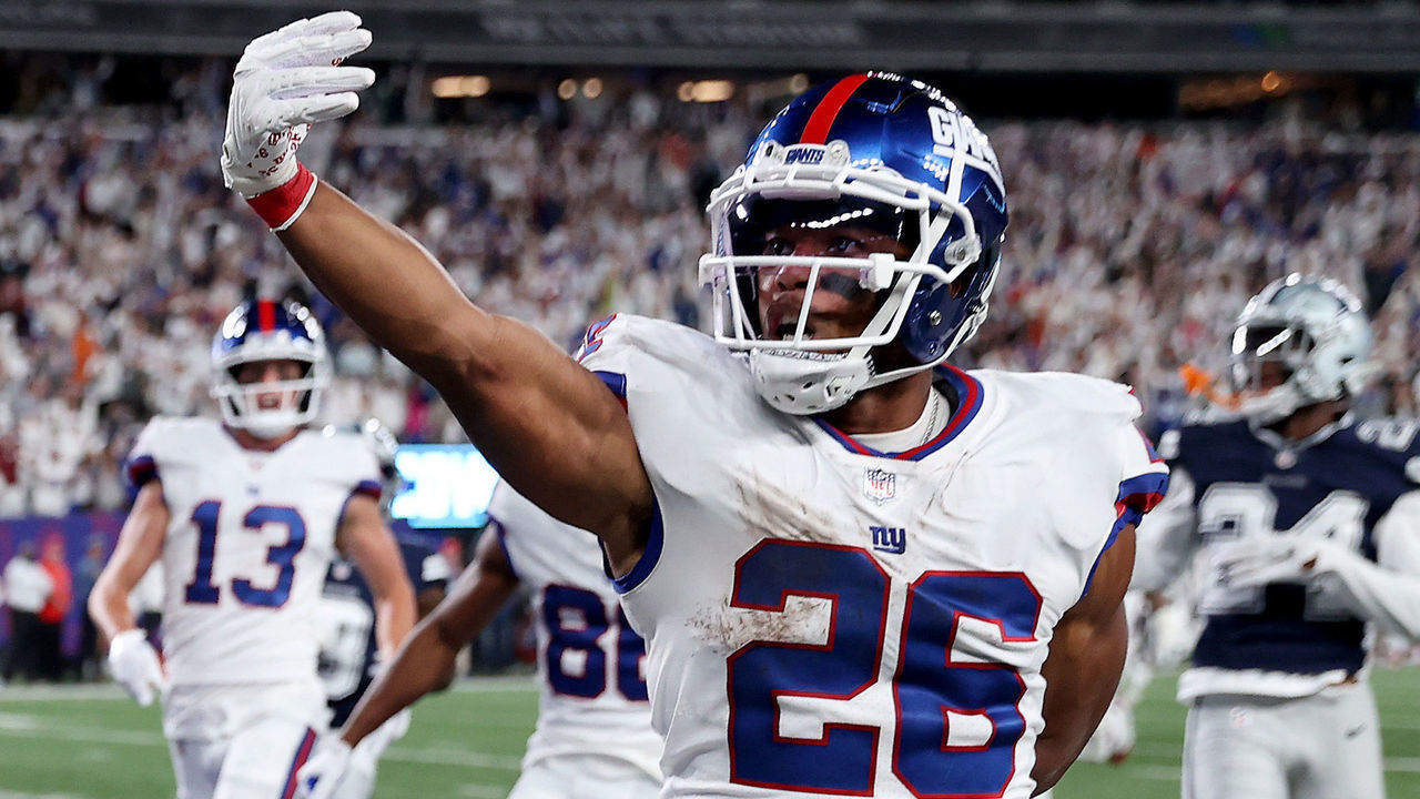 EAST RUTHERFORD, NEW JERSEY - SEPTEMBER 26: Saquon Barkley #26 of the New York Giants celebrates after scoring a 36 yard touchdown against the Dallas Cowboys during the third quarter in the game at MetLife Stadium on September 26, 2022 in East Rutherford, New Jersey.