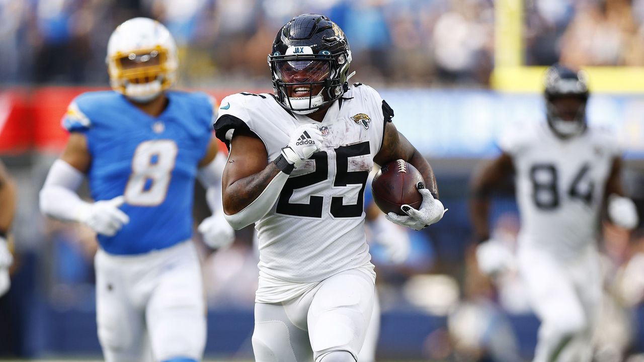 INGLEWOOD, CALIFORNIA - SEPTEMBER 25: James Robinson #25 of the Jacksonville Jaguars runs for a touchdown during the third quarter against the Los Angeles Chargers at SoFi Stadium on September 25, 2022 in Inglewood, California.