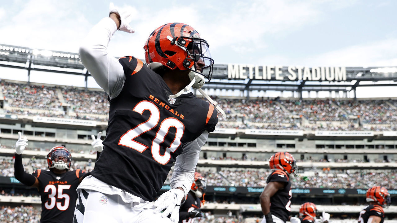 EAST RUTHERFORD, NEW JERSEY - SEPTEMBER 25: Eli Apple #20 of the Cincinnati Bengals reacts after a turnover against the New York Jets at MetLife Stadium on September 25, 2022 in East Rutherford, New Jersey.