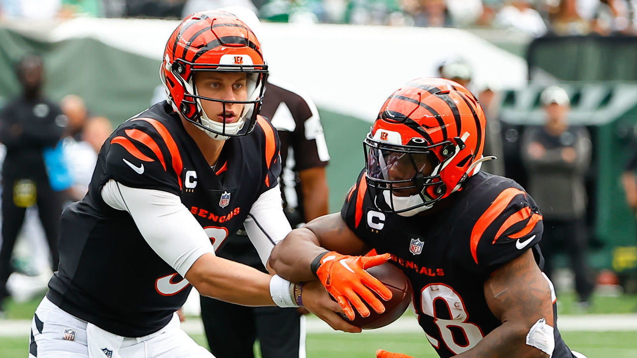 EAST RUTHERFORD, NJ - SEPTEMBER 25: Cincinnati Bengals quarterback Joe Burrow (9) hands off th Cincinnati Bengals running back Joe Mixon (28) during the National Football League game between the New York Jets and the Cincinnati Bengals on September 25, 2022 at MetLife Stadium in East Rutherford, New Jersey.