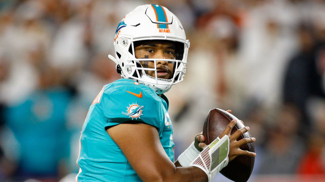 CINCINNATI, OH - SEPTEMBER 29: Miami Dolphins quarterback Tua Tagovailoa (1) looks to pass during the game against the Miami Dolphins and the Cincinnati Bengals on September 29, 2022, at Paycor Stadium in Cincinnati, OH. (Photo by Ian Johnson/Icon Sportswire via Getty Images