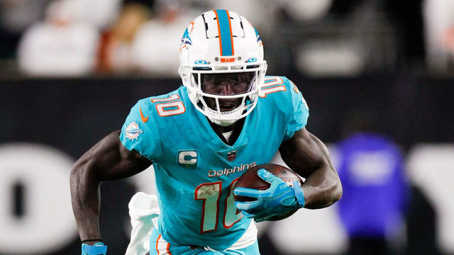 CINCINNATI, OH - SEPTEMBER 29: Miami Dolphins wide receiver Tyreek Hill (10) carries the ball during the game against the Miami Dolphins and the Cincinnati Bengals on September 29, 2022, at Paycor Stadium in Cincinnati, OH. (Photo by Ian Johnson/Icon Sportswire via Getty Images