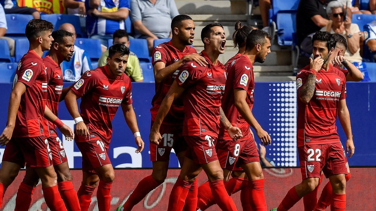 Sevilla's Argentinian forward Erik Lamela (C) celebrates with teammates after scoring his team's first goal during the Spanish league football match between RCD Espanyol and Sevilla FC at the RCDE Stadium in Cornella de Llobregat, on September 10, 2022.