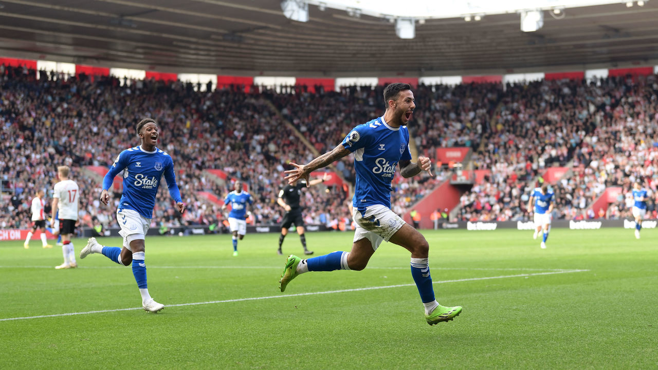 SOUTHAMPTON, ENGLAND - OCTOBER 01: Dwight McNeil of Everton celebrates his goal during the Premier League match between Southampton FC and Everton FC at Friends Provident St. Mary's Stadium on October 01, 2022 in Southampton, England.