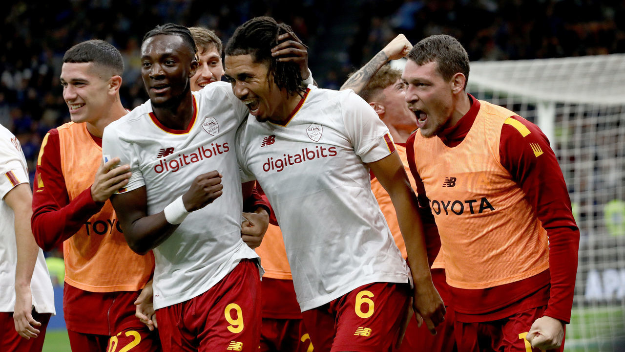 MILAN, ITALY - OCTOBER 01: Chris Smalling of AS Roma celebrates with teammates after scoring their team's second goal during the Serie A match between FC Internazionale and AS Roma at Stadio Giuseppe Meazza on October 01, 2022 in Milan, Italy.