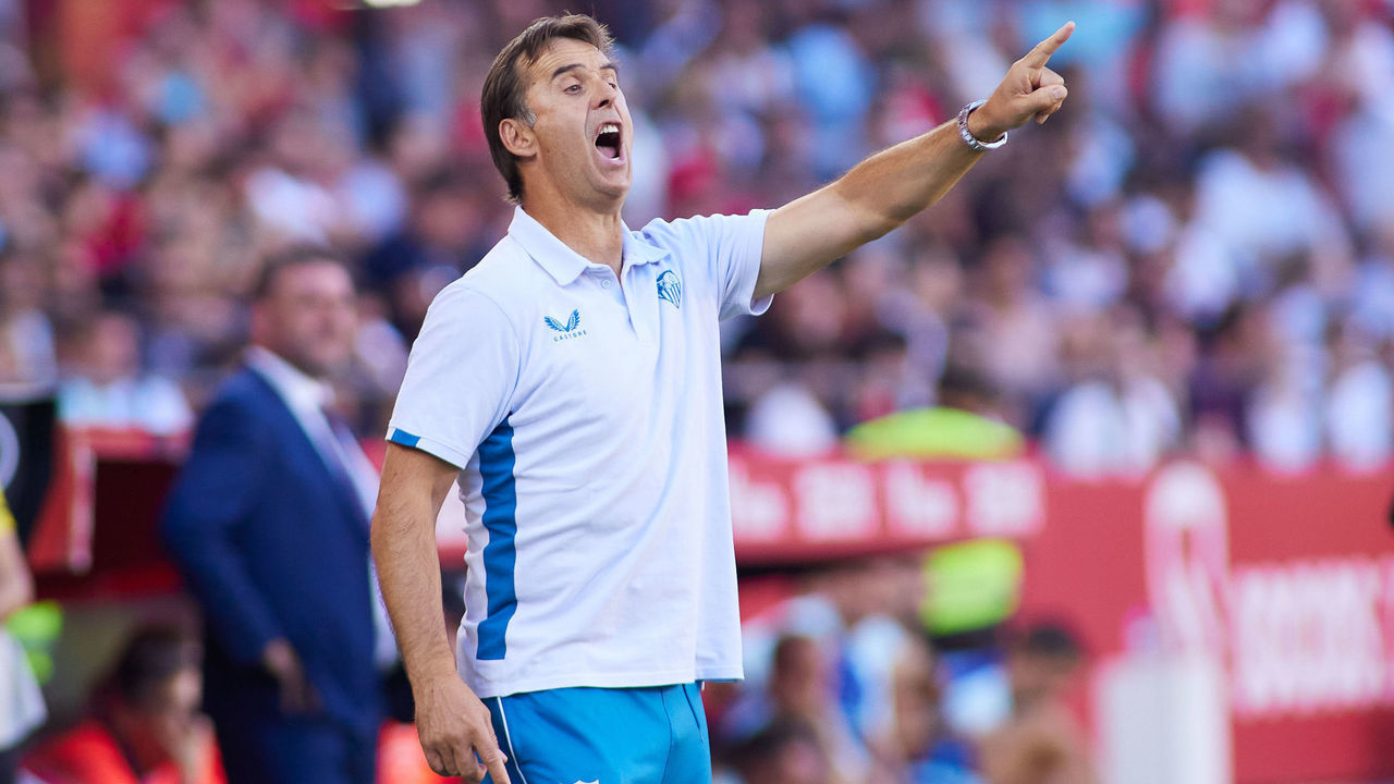 SEVILLA, SPAIN - OCTOBER 01: Julen Lopetegui, head coach of Sevilla FC, gestures during the spanish league, La Liga Santander, football match played between Sevilla FC and Atletico de Madrid at Ramon Sanchez Pizjuan stadium on October 1, 2022, in Sevilla, Spain.