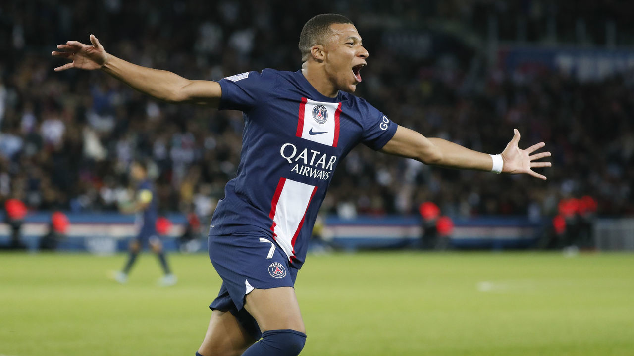 PARIS, FRANCE - OCTOBER 01: Kylian Mbappe #7 of Paris Saint-Germain celebrates his goal during the Ligue 1 match between Paris Saint-Germain and OGC Nice at Parc des Princes on October 1, 2022 in Paris, France.
