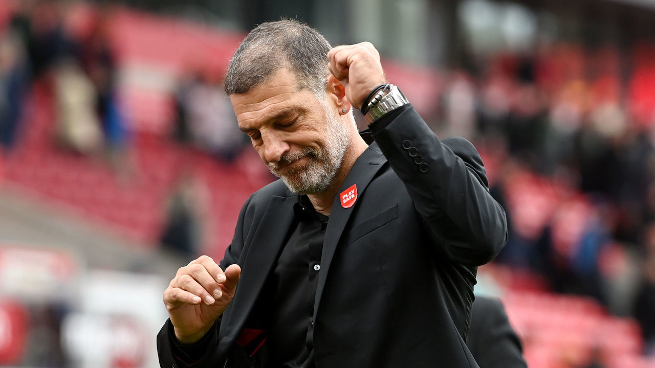 STOKE ON TRENT, ENGLAND - OCTOBER 02: Slaven Bilić, Manager of Watford reacts following the Sky Bet Championship between Stoke City and Watford at Bet365 Stadium on October 02, 2022 in Stoke on Trent, England.