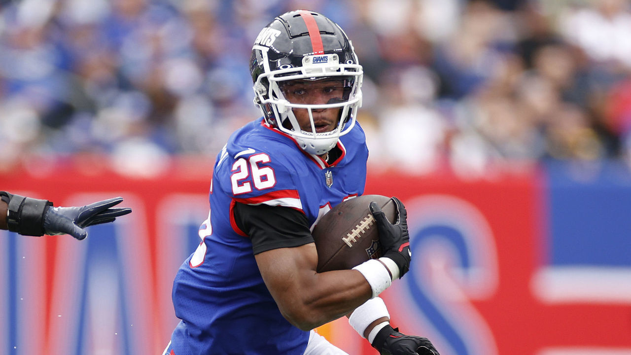 EAST RUTHERFORD, NEW JERSEY - OCTOBER 02: Saquon Barkley #26 of the New York Giants carries the ball in the first half of the game against the Chicago Bears at MetLife Stadium on October 02, 2022 in East Rutherford, New Jersey.