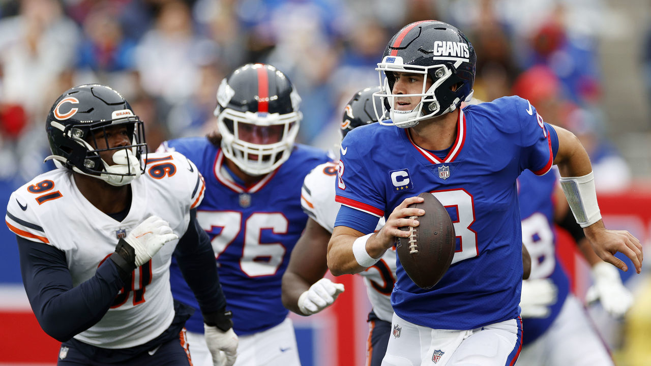 EAST RUTHERFORD, NEW JERSEY - OCTOBER 02: Daniel Jones #8 of the New York Giants runs with the ball during the third quarter against the Chicago Bears at MetLife Stadium on October 02, 2022 in East Rutherford, New Jersey.