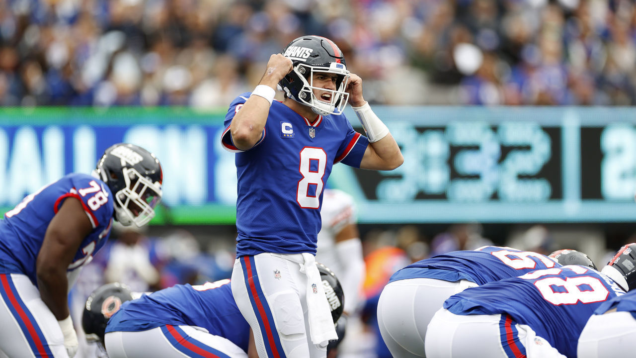 EAST RUTHERFORD, NEW JERSEY - OCTOBER 02: Daniel Jones #8 of the New York Giants calls a play during the second quarter against the Chicago Bears at MetLife Stadium on October 02, 2022 in East Rutherford, New Jersey.