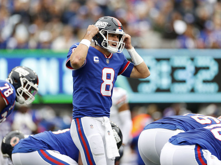 Quarterback Daniel Jones of the New York Giants attempts a pass News  Photo - Getty Images