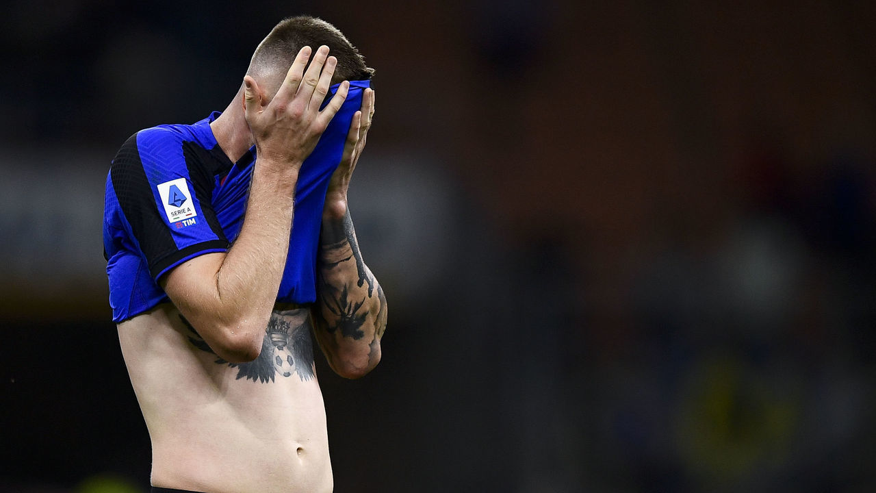 STADIO GIUSEPPE MEAZZA, MILAN, ITALY - 2022/10/01: Milan Skriniar of FC Internazionale looks dejected following final whistle of the Serie A football match between FC Internazionale and AS Roma. AS Roma won 2-1 over FC Internazionale.