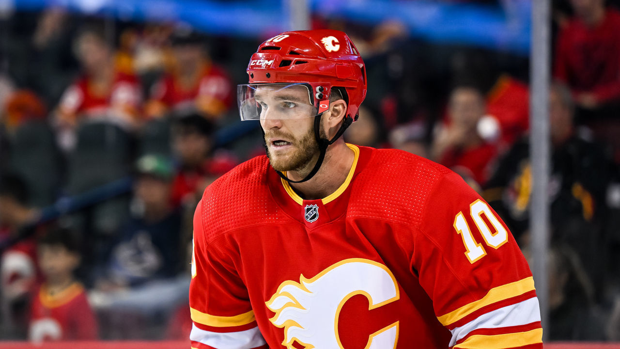 CALGARY, AB - SEPTEMBER 25: Calgary Flames Left Wing Jonathan Huberdeau (10) in action during the third period of an NHL pre-season game between the Calgary Flames and the Vancouver Canucks on September 25, 2022, at the Scotiabank Saddledome in Calgary, AB.