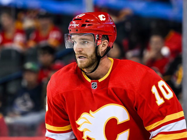 CALGARY, AB - SEPTEMBER 25: Calgary Flames Left Wing Jonathan Huberdeau (10) in action during the third period of an NHL pre-season game between the Calgary Flames and the Vancouver Canucks on September 25, 2022, at the Scotiabank Saddledome in Calgary, AB.