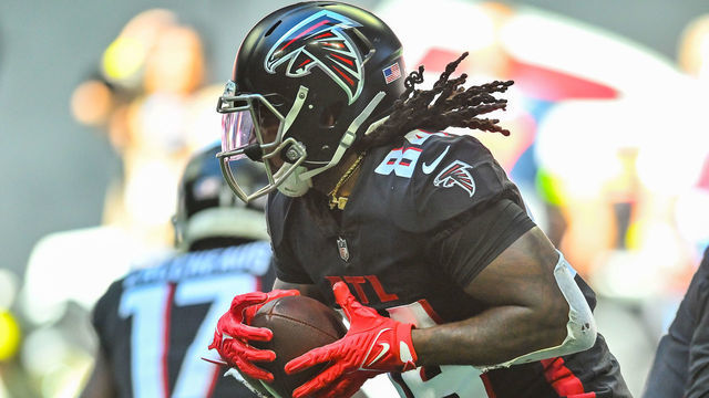 ATLANTA, GA OCTOBER 02: Atlanta running back Cordarrelle Patterson (84) runs the ball during the NFL game between the Cleveland Browns and the Atlanta Falcons on October 2nd, 2022 at Mercedes-Benz Stadium in Atlanta, GA.