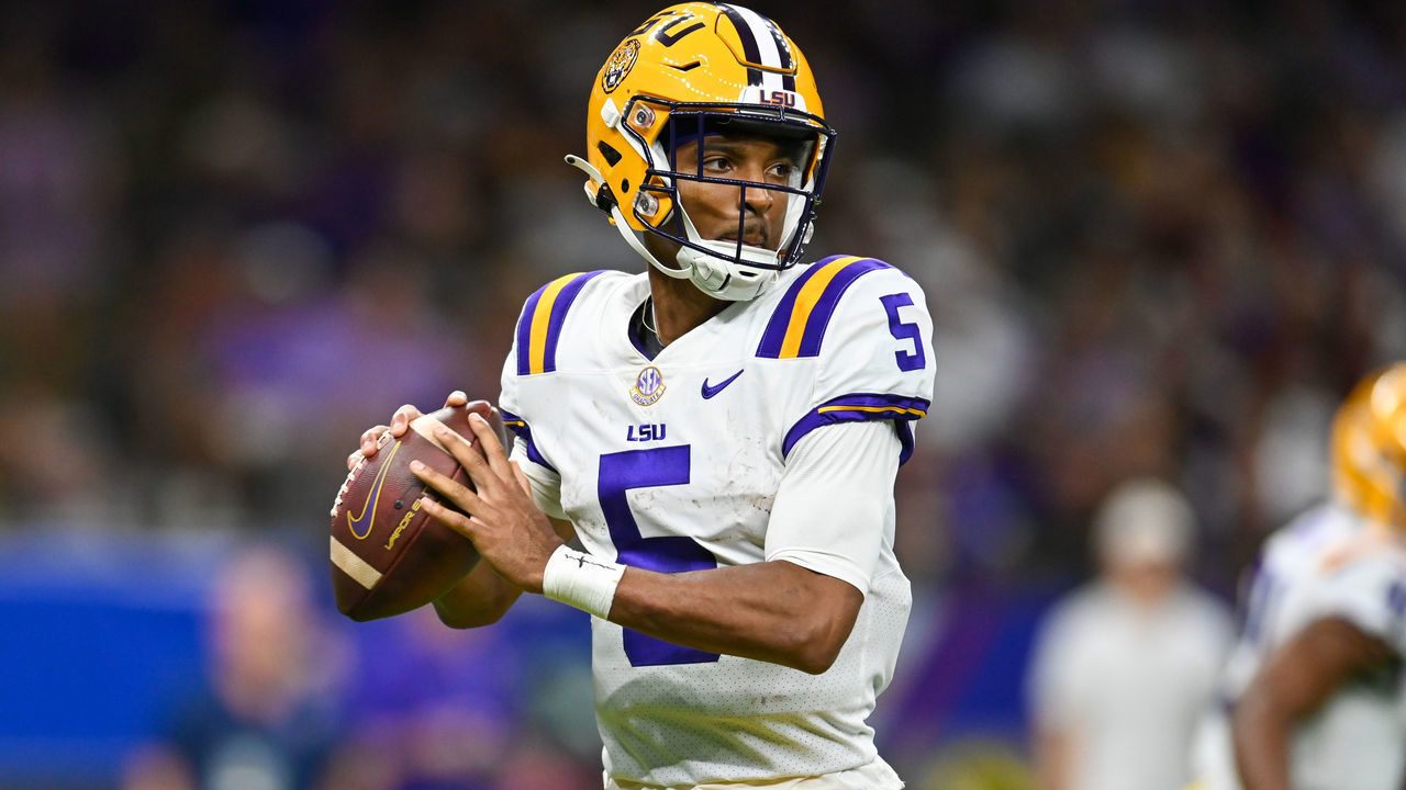 NEW ORLEANS, LA - SEPTEMBER 04: LSU quarterback Jayden Daniels (5) in action during the Allstate Louisiana Kickoff game between the Florida State Seminoles and the LSU Tigers at Caesars Superdome in New Orleans, LA.