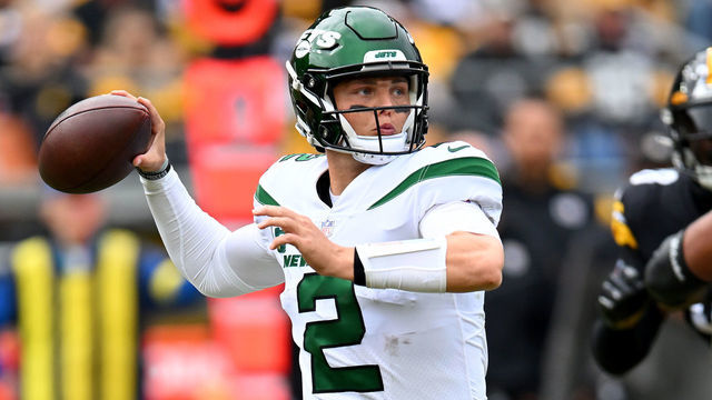 PITTSBURGH, PENNSYLVANIA - OCTOBER 02: Zach Wilson #2 of the New York Jets throws a pass in the second quarter against the Pittsburgh Steelers at Acrisure Stadium on October 02, 2022 in Pittsburgh, Pennsylvania.