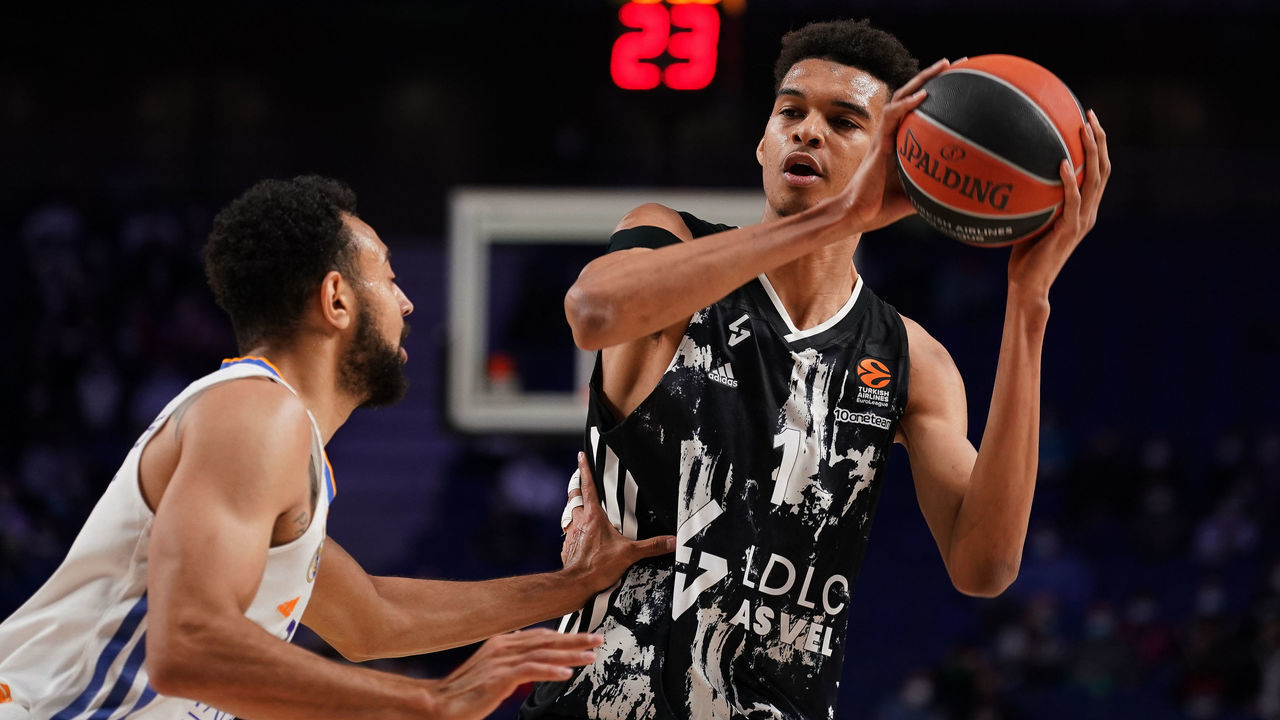 Victor Wembanyama of LDLC Asvel Villeurbanne in action during the Turkish Airlines EuroLeague match between Real Madrid and LDLC Asvel Villeurbanne at Wizink Center on March 17, 2022 in Madrid, Spain.