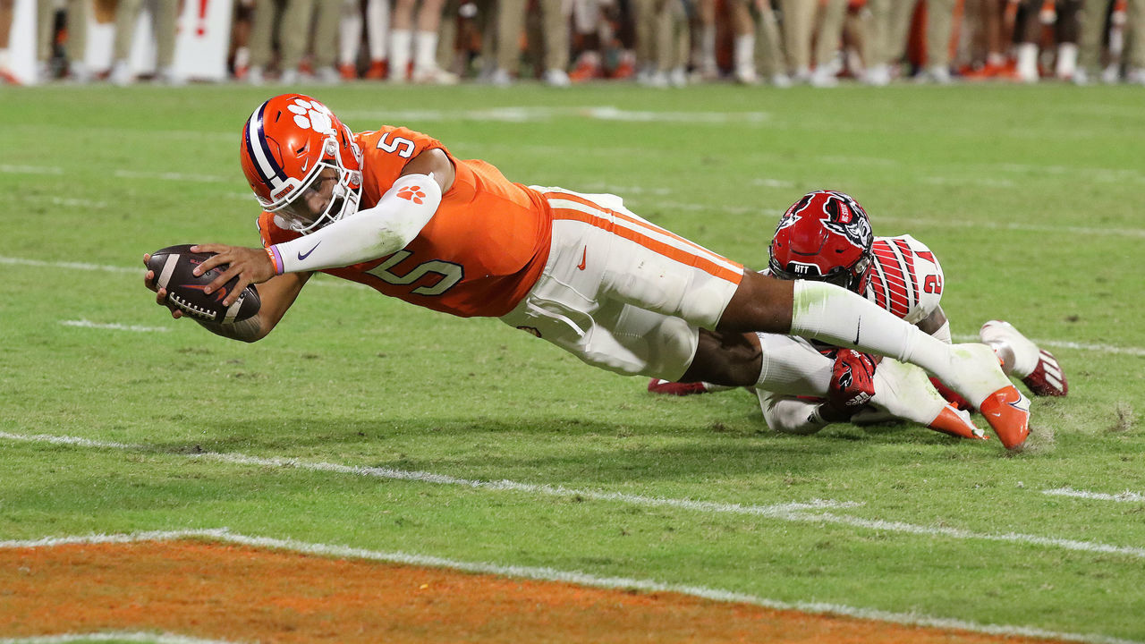 CLEMSON, SC - OCTOBER 01: Clemson Tigers quarterback DJ Uiagalelei (5) stretches the ball over the goal line to score a touchdown late in the second quarter during a college football game between the N.C. State Wolfpack and the Clemson Tigers on October 1, 2022 at Clemson Memorial Stadium in Clemson, S.C.
