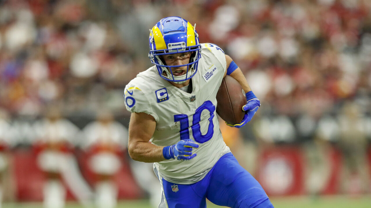 PHOENIX, AZ - SEPTEMBER 25: Los Angeles Rams wide receiver Cooper Kupp (10) runs for a touchdown during the NFL game between the Los Angeles Rams and the Arizona Cardinals on September 25, 2022, at State Farm Stadium in Glendale, AZ.