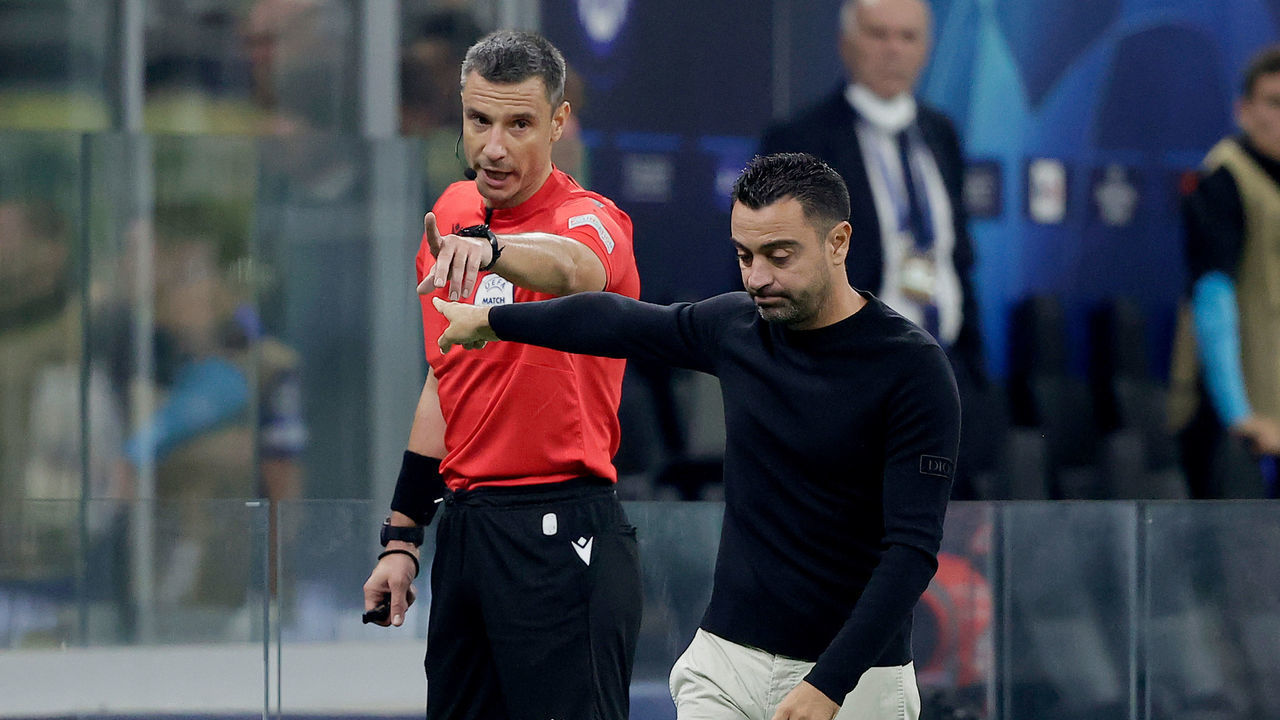 MILAN, ITALY - OCTOBER 4: (L-R) Referee slavko Vincic, Coach Xavi of FC Barcelona during the UEFA Champions League match between Internazionale v FC Barcelona at the San Siro on October 4, 2022 in Milan Italy